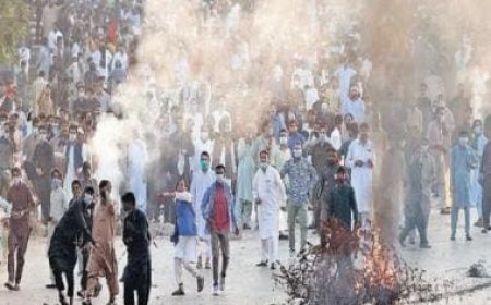 Pakistan economy braces for big jolt as Imran Khan confronts military