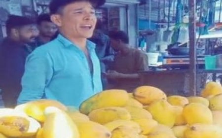 'Shakira in mangoverse': Fruit vendor sings his version of 'Waka Waka' while selling mangoes