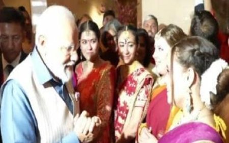 WATCH: Egyptian woman sings Hindi song to welcome PM Modi in Cairo
