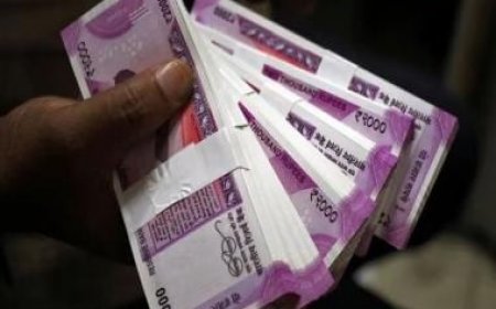 UP cop lands in trouble after his children post selfie with bundles of cash