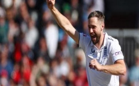 Ashes 2023: Selfless Chris Woakes keeps England's rescue act alive