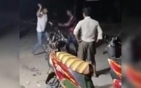WATCH: Cop thrashes drunk man with shoe in UP's Hardoi for misbehaving with women, video goes viral