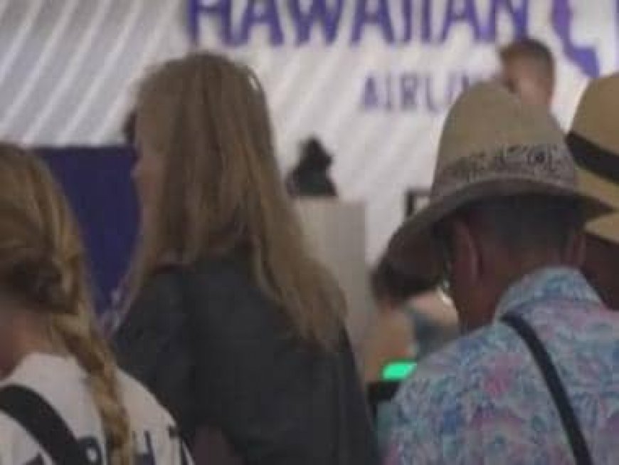 Tourist rush to airport to leave Maui after deadly fire that kills 53