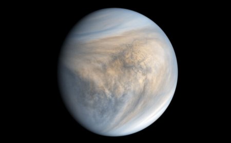 Flashes in Venus’ atmosphere might be meteors, not lightning