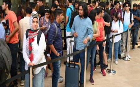 iPhone 15 Sale: People queue up for 17 hours outside Apple Stores in BKC, Saket | WATCH