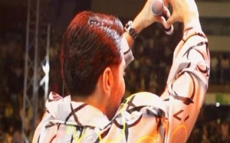 Watch: Ayushmann Khurrana expresses gratitude to his fans, enthralls thousands of students