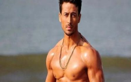 Ganapath: Tiger Shroff takes up a skating ride to reach his work - watch video