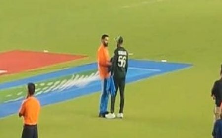 World Cup 2023: Virat Kohli gifts autographed jersey to Babar Azam - WATCH