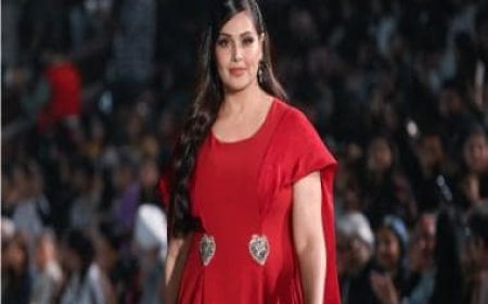 WATCH: Bipasha Basu slays the ramp during Lakme Fashion Week, internet has mixed reactions