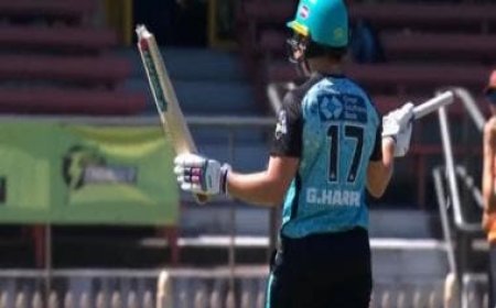 WATCH: Grace Harris smashes six with broken bat in Women's Big Bash League