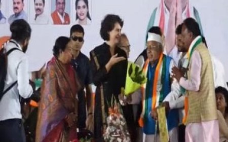 WATCH | Priyanka Gandhi greeted with empty bouquet sans flowers on stage by Congress leader