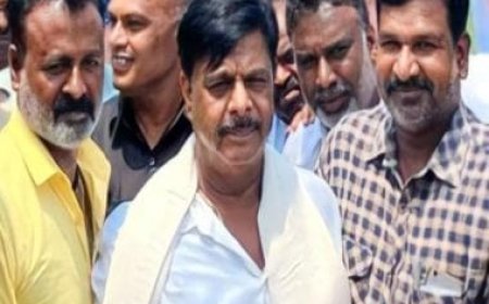 WATCH: Bodyguard helps Congress' minister wear his shoe in Karnataka