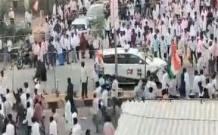 WATCH: Workers of KCR's party and Congress pelt stones at each other in Hyderabad