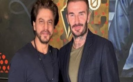 Two legends in one frame! Shah Rukh Khan &amp; David Beckham ooze swag and charm as they pose together at Mannat bash