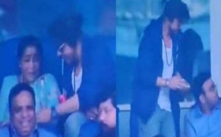 ICC World Cup 2023 Final: Shah Rukh Khan's helping hand to singer Asha Bhosle wins hearts, video goes viral