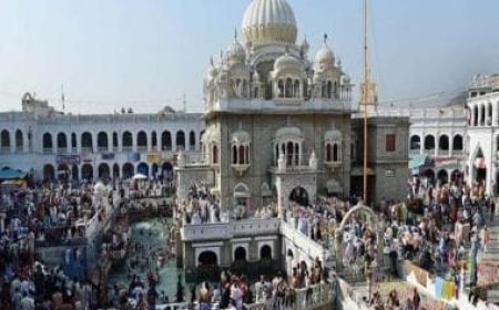 3,000 Sikhs arrive in Pakistan to participate in festivities on 554th birth anniversary of faith founder Guru Nanak
