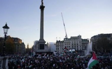 Tens of thousands of protesters march in London for full ceasefire in Gaza