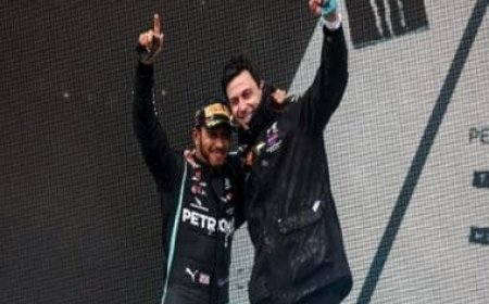 Lewis Hamilton deplores FIA's investigation into Mercedes boss Toto Wolff