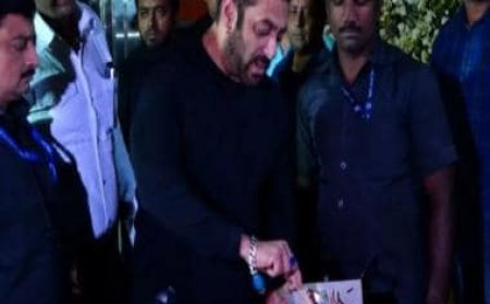 Salman Khan celebrates 58th birthday with family, close friends; WATCH