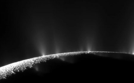 A toxic gas that could help spawn life has been found on Enceladus