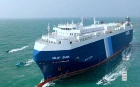 French military escorting its commercial ships through Red Sea