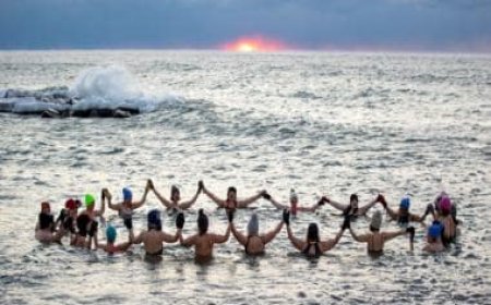 UK: Study finds swimming in cold water relieves menopause, mood swings