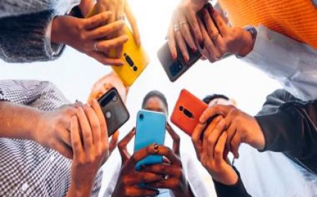 India's smartphone shipments grew by 25 per cent YoY in Oct-Dec 2023, led by Xiaomi, Vivo