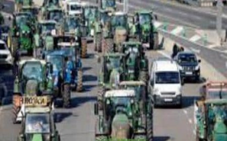 Spain: Tractors choke city streets as farmers protest EU policy