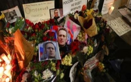 'Putin to the Hague': Russian police arrest protestors for holding memorials for Alexei Navalny