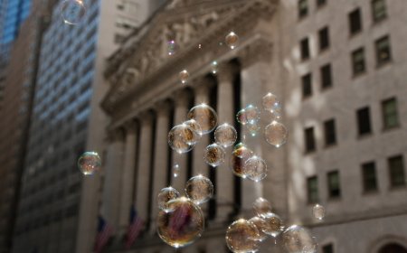 Here's how investors should navigate the bubble of the AI boom