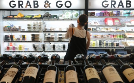 Employees of bankrupt retailer forced to kick customers out of store