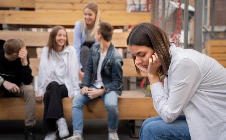 Feeling Anxious in Public Gatherings? 5 Ways to Deal With Social Anxiety