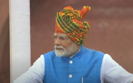 PM Narendra Modi Makes a Style Statement, Dons Vibrant Orange-Green Leheriya Turban With Blue Jacket For His 11th Independence Day Speech- See Pics