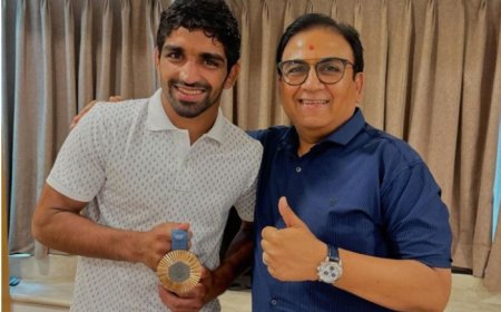 Tarak Mehta Ka Oolta Chashmah’s Dilip Joshi Presents Paris Olympics Medallist Aman Sehrawat With Special Gift – See PIC