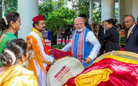 WATCH: PM Modi Plays The ‘Dhol’, Doesn’t Miss A Beat As Indian Diaspora Welcomes Him To Singapore