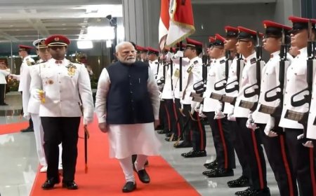PM Modi Receives Ceremonial Welcome At Singapore’s Parliament House | WATCH