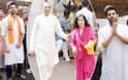 Kartik Aaryan Visits Lalbaugcha Raja Barefoot on Ganesh Chaturthi; Fans Adore ‘Bhool Bhulaiyaa 3’ Look- Watch