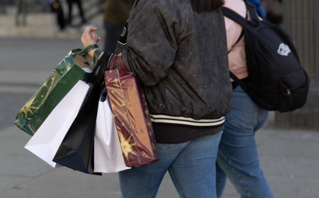 Retail sales gains may test bets on big Fed rate cut