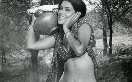 I can’t recognise you in clothes’, this superstar once said Zeenat Aman when she went to meet him